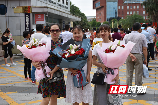 不少家长手捧鲜花，准备迎接考生出场。.jpg