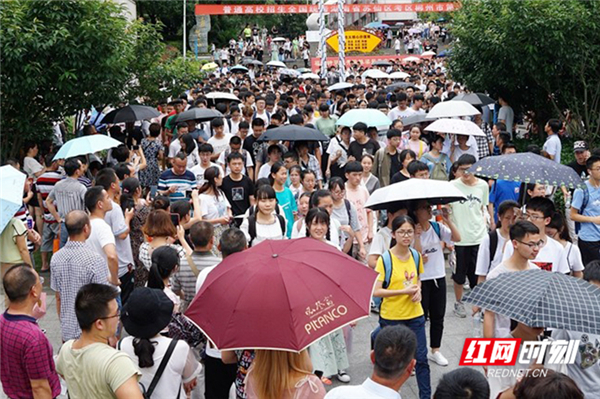 红网时刻郴州6月11日讯（通讯员 李加诺）​6月8日下午5时，随着外语科目考试铃响起2019年全国普通高校招生考试顺利结束，郴州市共有34918名考生报名参加，设有11个考区、15个考点。考试结束后，考生们大步地走出考点，奔向冒着烈日、手盆鲜花苦苦等待的亲人身边，合影留念，记住这完成人生的重要一步的一刹那。接下来，高考将进入评卷、志愿填报、录取等阶段，湖南将于6月25日向社会公布高考成绩和录取分数线，考生们将踏上人生道路上新的征程。