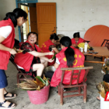 村级“巾帼文明号”  端午敬老送暖情