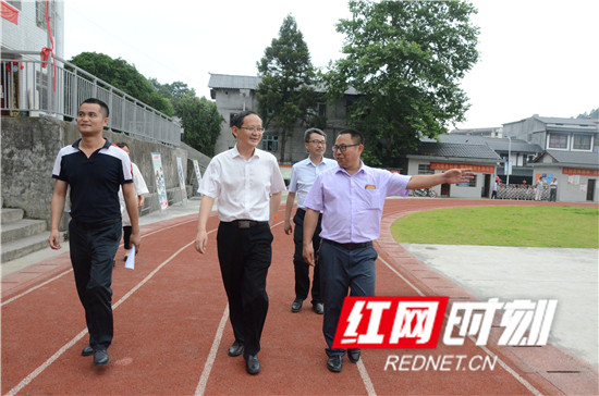 欧湘云调研沅古坪中心学校基础设施建设和教学质量情况