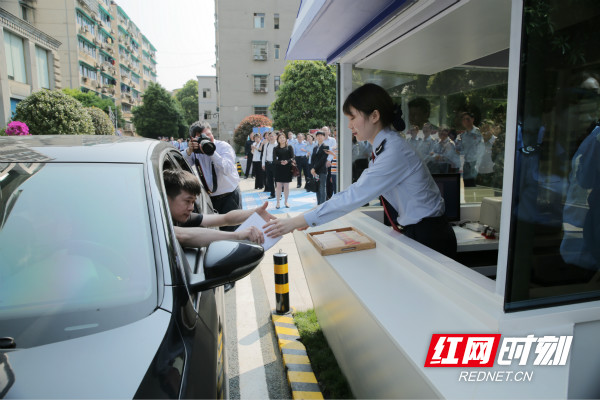 图为 全国首个汽车办税服务通道——税务小蓝帽在长沙市芙蓉区税务局启动_meitu_3.jpg