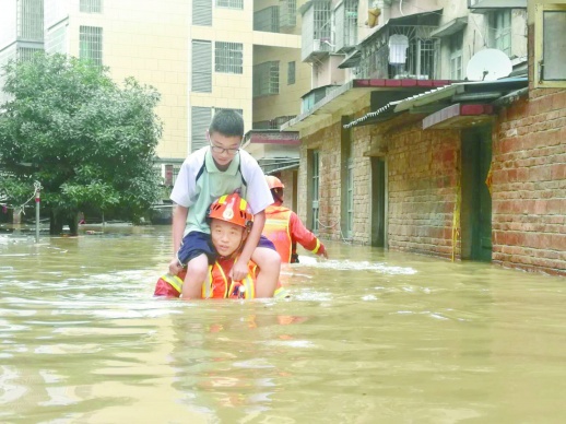 6月8日至9日，东安县连降暴雨，城区部分低洼地带积水达到了1米多深。9日上午，90余名群众被困，东安消防接警后迅速赶往现场救援。（杨艳朋 张娟 摄影报道）