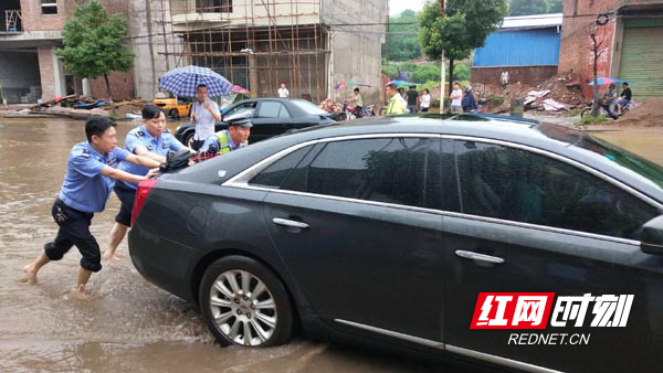 民警和交警雨中推车.jpg