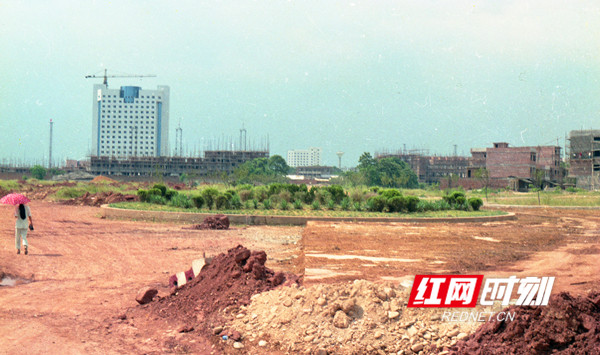 04市政府大楼—赵哲华摄于1997.08_副本.jpg