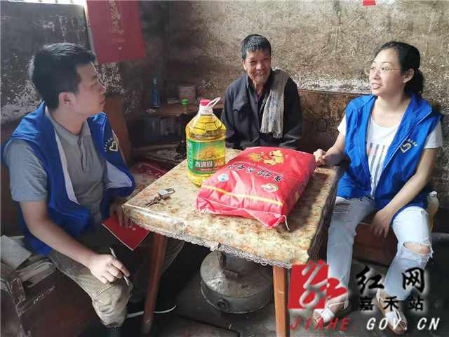 走访贫困户.JPG..jpg