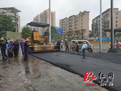 江东村村部门口沥青路面已铺设完工副本.jpg