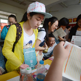 各高校为招生开启海报大战 专家提醒考生应准确估分