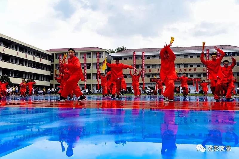 6月6日，在端午节来临之际，湖南省溆浦县大江镇中学举行“共度端午 传承文化”2019年 端午节活动，包粽子、龙舟舞、诵《离骚》、拔河……一千多名师生载歌载舞，同庆端午节。