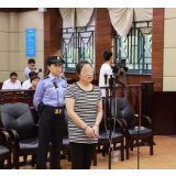 女子抢夺公交车方向盘获刑3年半 已取消落户上海资格