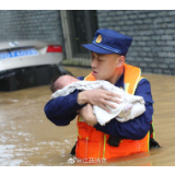 洪水中，他生怕惊醒未满月的婴儿