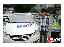 伪造、变造车牌、无证且毒驾 男子被荷塘交警当场查获