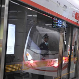 地铁内按钮不能随便按 可能要负法律责任