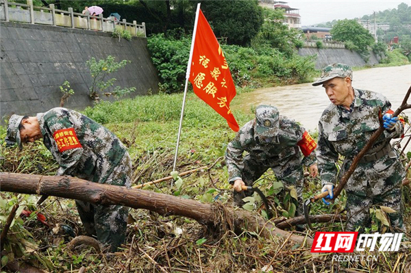 红网时刻6月13日讯（通讯员 李加诺）6月13日，北湖区下湄桥街道福泉社区“我为大家巡一天”的志愿者冒雨挪走横在同心河中大树。近日来，郴城连下暴雨，郴江河、同心河水猛涨，“我为大家巡一天，大家为我巡一年”志愿者巡逻队目前的主要任务是查看辖区内几公里长的同心河汛情，及时向有关部门反馈；查看河中有无树木杂物阻碍河道，尽量疏通；劝阻河边捞鱼、钓鱼者，以免不必要的安全事故。