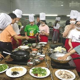 毕业前“最后一课” 西南大学请大厨教毕业生炒菜