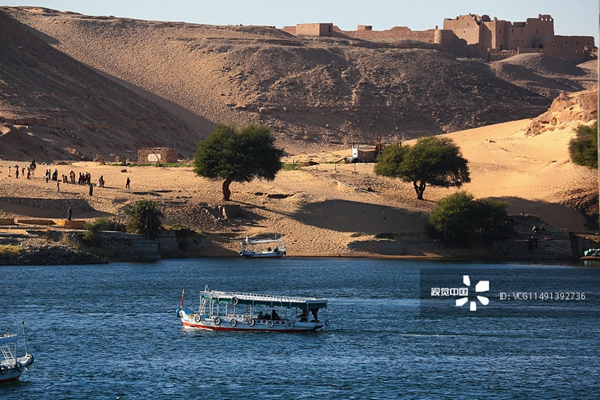 埃及ASWAN，在阿斯旺的尼罗河上游，河水清澈透明，一艘船正好经过河中央 .jpg