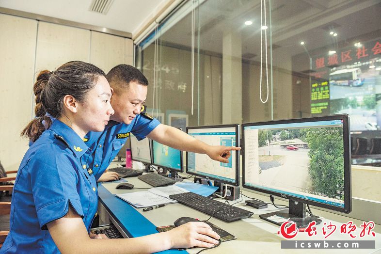 　　城管机器人可自动识别并预警提示违规现象。