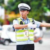交警高温下执勤 获90后女司机爱心遮阳神器