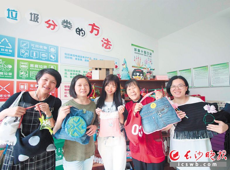 ↓垃圾分类宣传走进雨花各个社区。瞧,广益社区打造的垃圾分类小屋内,不仅分类知识上墙,居民们还对可回收垃圾进行二次利用,将旧衣物等变成环保购物袋。