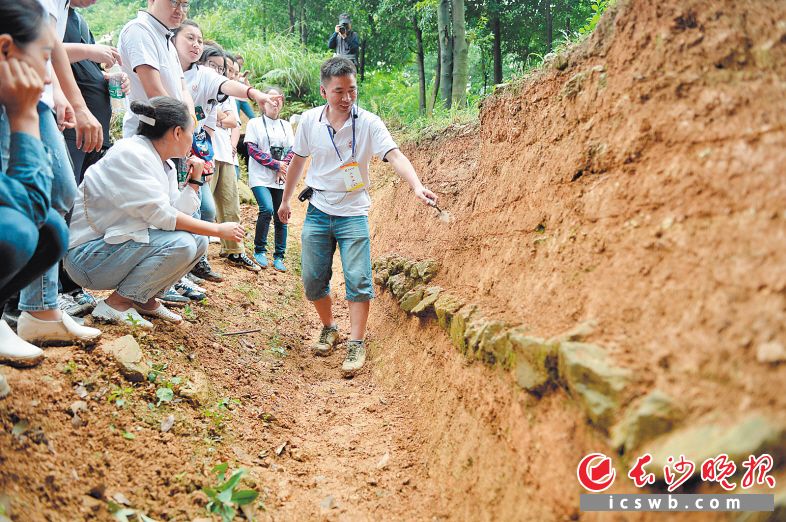 　　6月13日，一场以“汉代长沙国王陵遗址探秘”为主题的公众考古活动在马坡山-庙坡山西汉王陵考古工地进行。