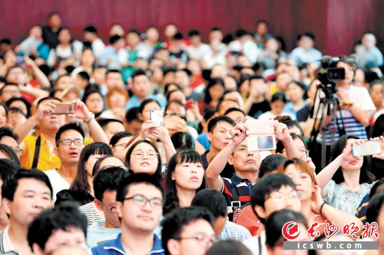 　　长沙晚报2019年高考志愿填报公益大讲堂暨高招面对面公益宣传周第三场活动现场座无虚席。　　本版图片均为长沙晚报全媒体记者 王志伟 摄