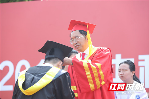 6月14日,湖南农业大学举行2019届本科生毕业典礼暨学士学位授予仪式