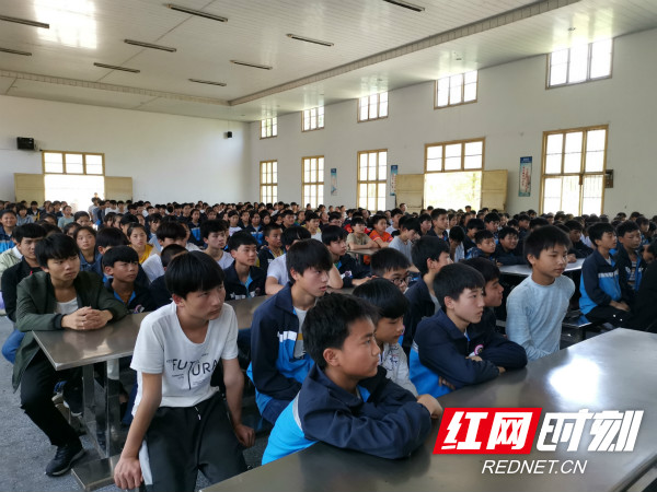 让党的创新理论"飞入寻常百姓家"科普宣讲活动在泸溪县第三中学开讲