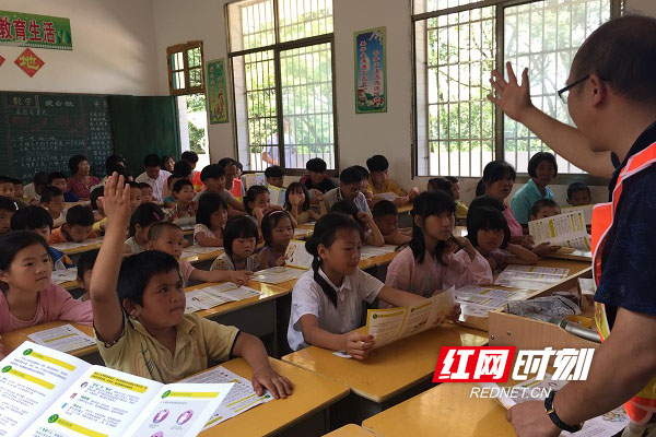 道县开展“关爱留守儿童 禁毒宣传进校园”活动