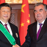 习近平出席仪式　接受塔吉克斯坦总统授予“王冠勋章”
