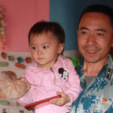 爸爸您看！现在的我，顶天立地！