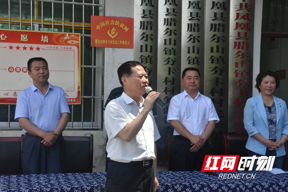 村民自己出钱搞"厕所革命" 叶红专现场点赞