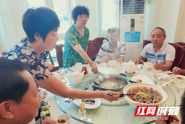 正在品尝蛇肉的广州食客。_副本.jpg