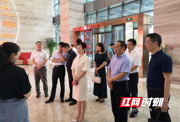 杨成英在宿迁考察京东云华东数据中心杨成英考察深兰科技(上海)有限