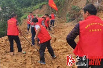 文明实践在溆浦|统溪河镇枫林村开展道路疏通清扫志愿活动