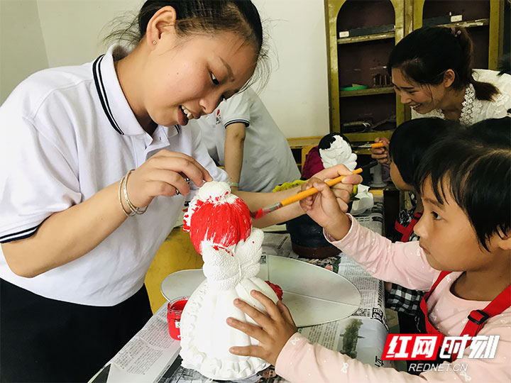 把美术课带进马合口乡 圆孩子们“绘画梦”