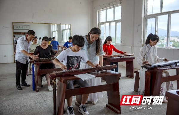 新邵：古琴教学进校园 传承“非遗”项目