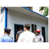 城管队员雷霆出击拆除违建