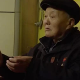 一次跨越千里的特殊颁奖仪式，只为这位深藏功名的95岁老兵