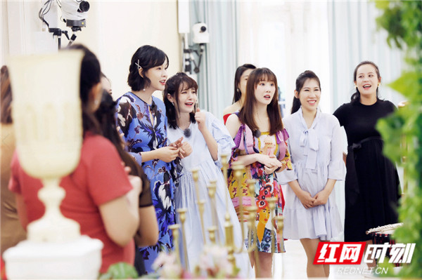 作为在场唯一没有怀孕的"前辈"辣妈,为融入孕妈集体,往衣服中塞枕头扮