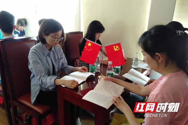 党员们认真学习《长沙市文明行为促进条例》.jpg