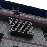 抑郁症男子欲跳楼轻生  涟源消防成功救援