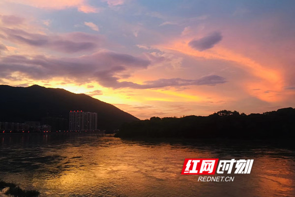 红网时刻永州6月19日讯（通讯员 罗伟）随着天气转好，6月18日18：00至19：00左右，在双牌县城上空，一场如同焰火当空绽放的落日晚霞惊艳了整个山城，整整持续了近一个多小时。
