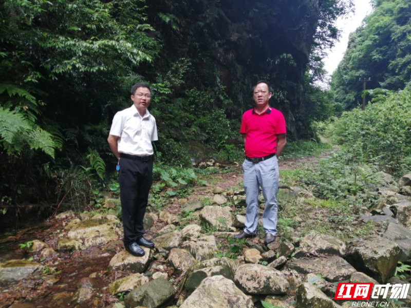 武陵源：秦永辉巡查索溪峪街道一线天河道