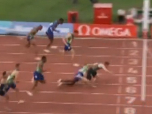 俄罗斯选手被撞过终点线 “摔赢”冠军