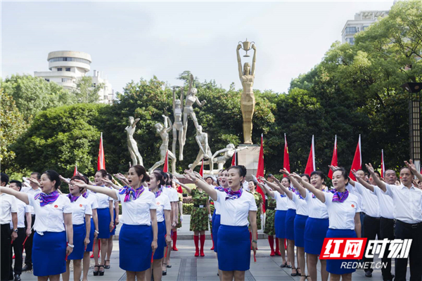 红网时刻郴州6月21日讯 6月20日，由市老干部艺术团、北湖群艺馆、市老年大学音乐3班、8班、9班和北湖志愿者协会联袂呈现的快闪节目《我与祖国共芳华》霸屏了，演出现场气氛热烈。