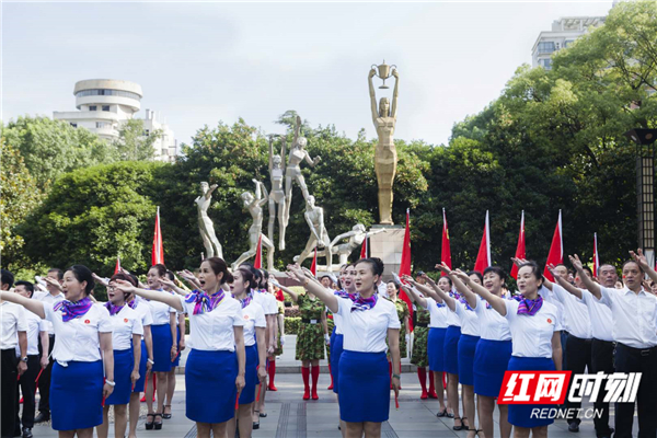 郴州市老干部艺术团快闪一起滂湃“我与祖国共芳华”