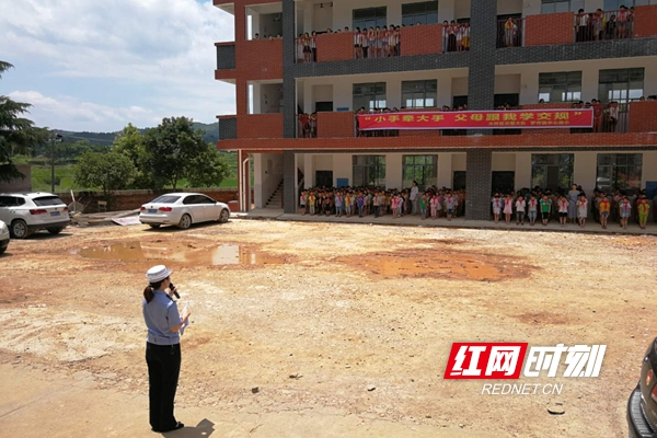 大祥交警：交警烈日下宣讲 孩子屋檐下听课