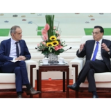 李克强会见出席“全球首席执行官委员会”第七届圆桌峰会代表并座谈