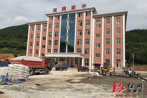实训楼前路面硬化.jpg