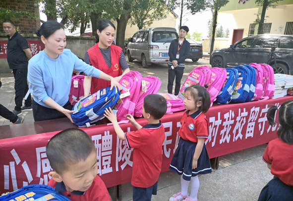 5.23-到明月镇开展六一慰问活动 (2)副本.jpg