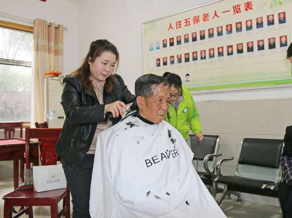 志愿者为孤寡老人理发副本.jpg